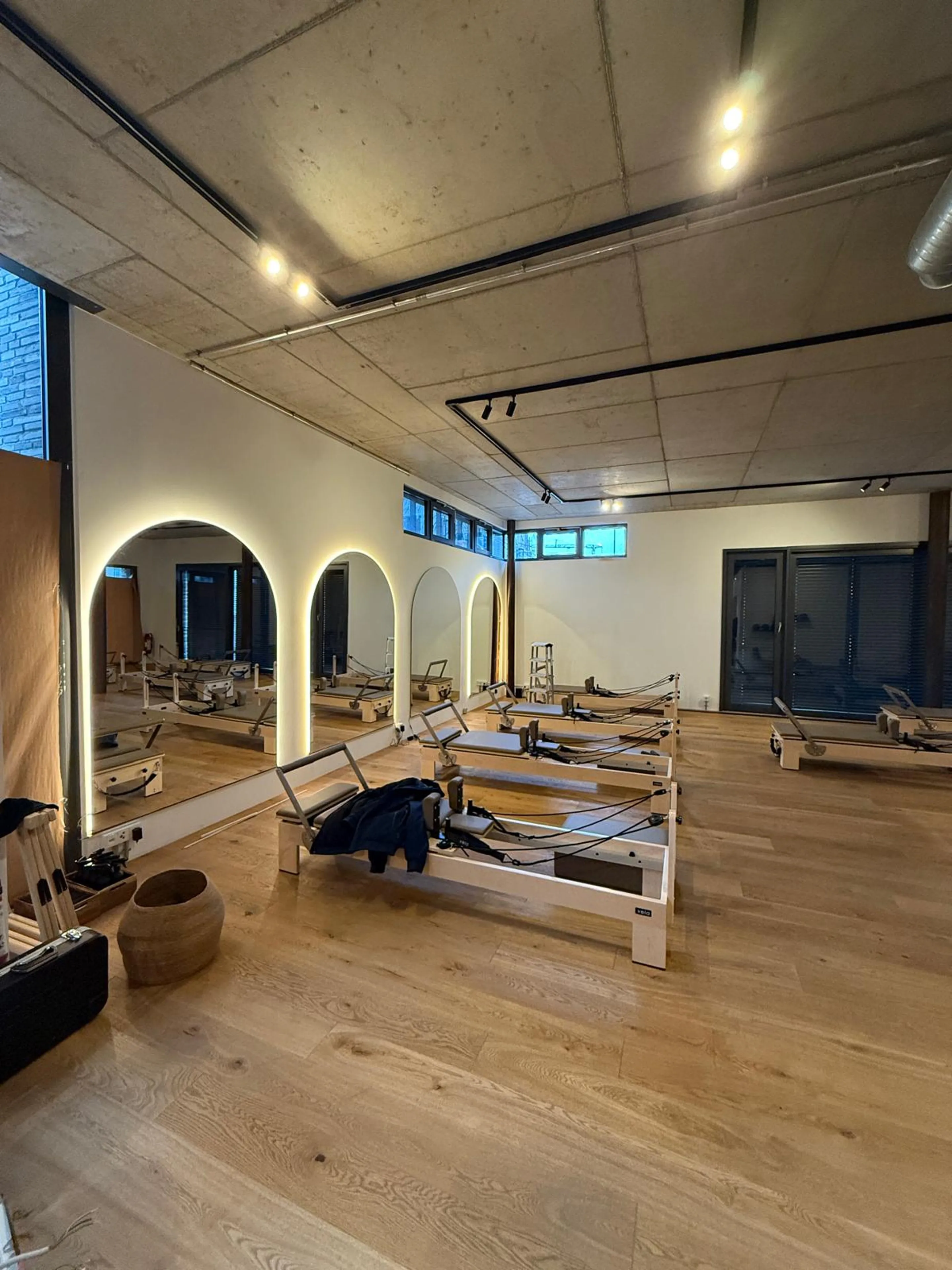 Von Bauservice Niedballa ausgebautes Pilates-Studio mit Holzboden