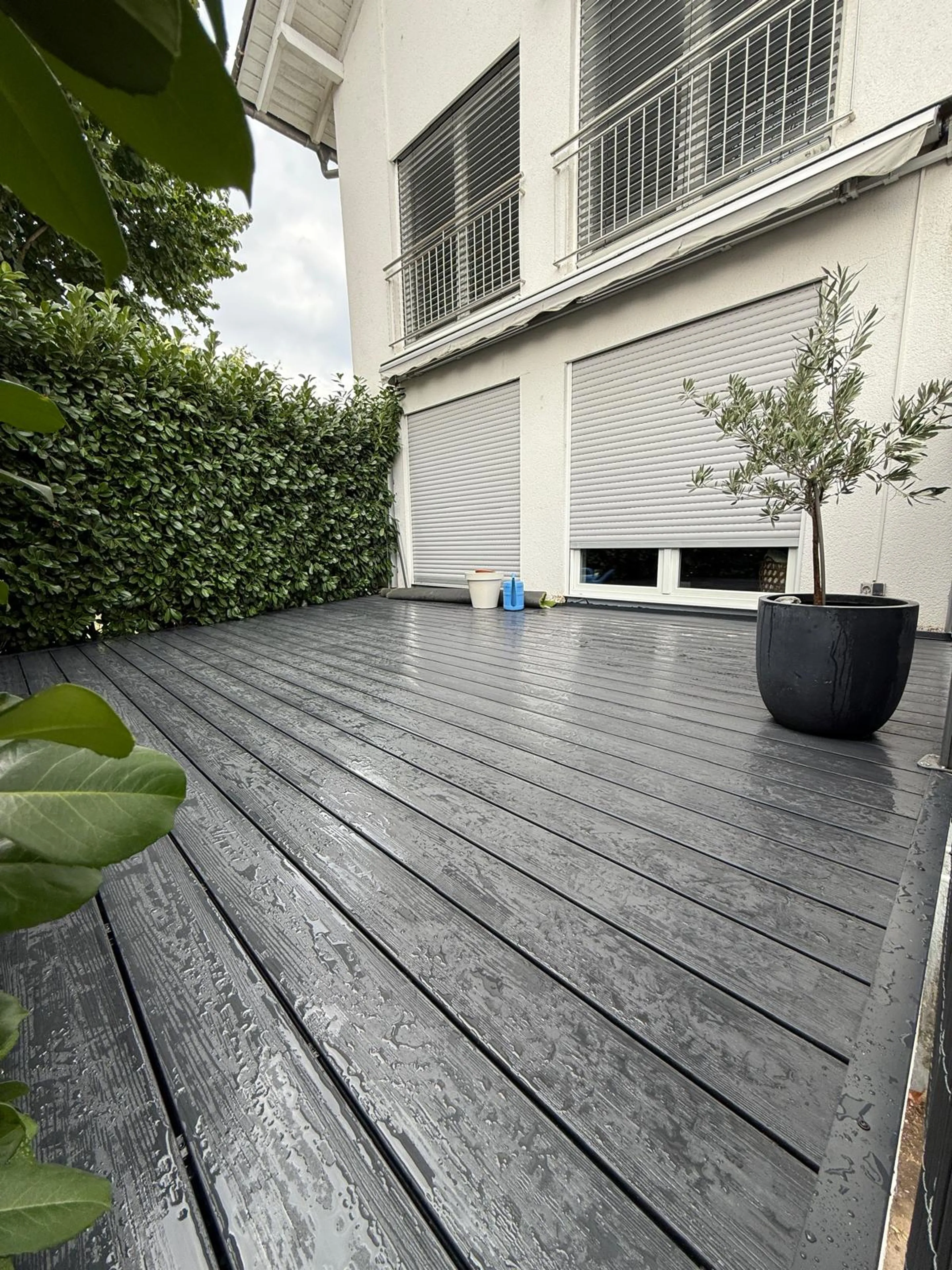 Terrasse mit dunklen WPC-Dielen